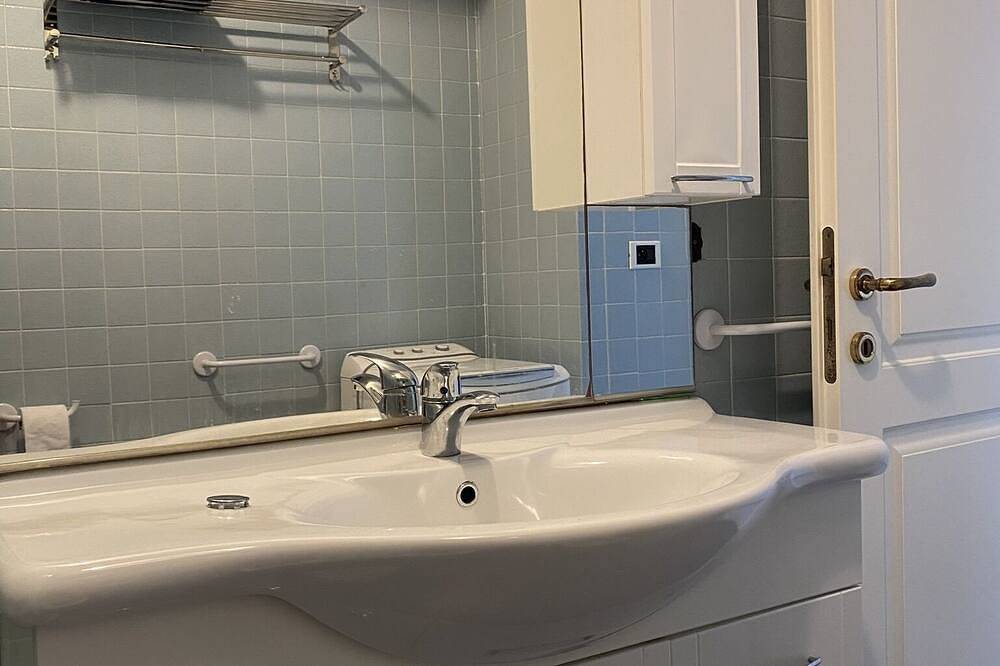 Appartement entier, Apartment with garden by the sea, 5 min walk to the beach, only 2km from Monaco in Roquebrune-Cap-Martin, Côte méditerranéenne (France)
