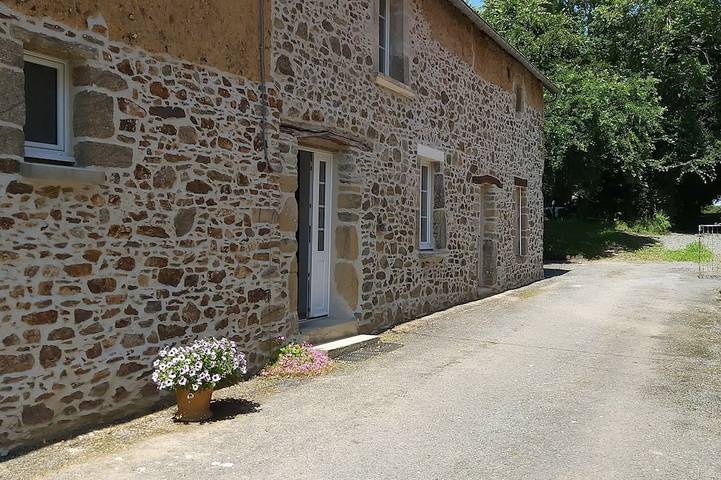 Gîte pour 4 personnes, avec jardin à Saint-Sauveur-Lendelin