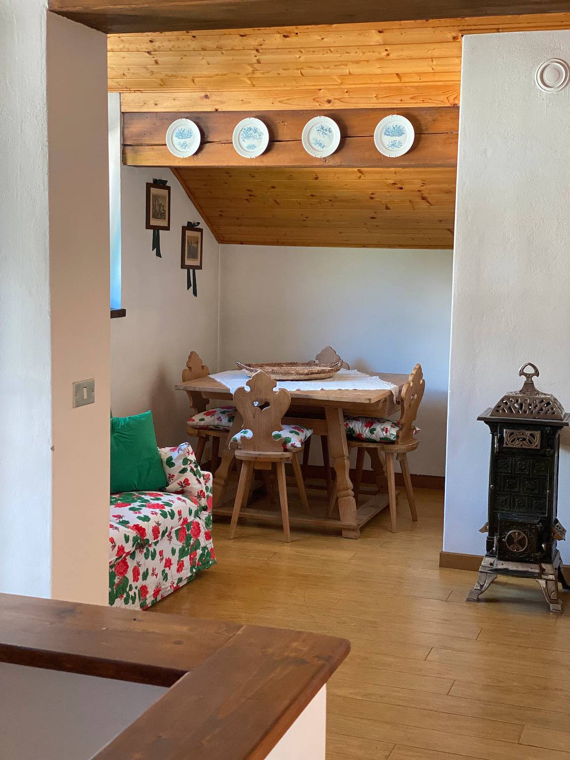 Apartamento entero, Apartamento 'Casa Serena' con vistas a la montaña, balcón y Wi-Fi in Cavalese, Dolomitas de Fiemme