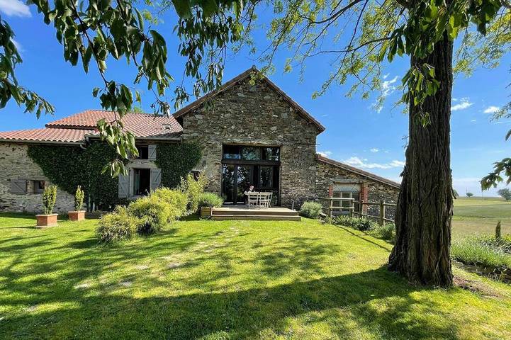 Gîte pour 4 personnes, avec terrasse et jardin à Saint-Jean-de-Marcel