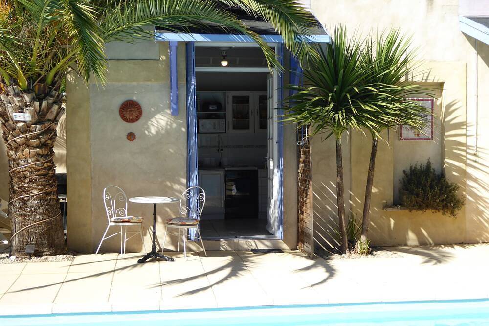 \"Pool Studio\" tiene capacidad para 2 casas rurales con cocina a 10 minutos de Aviñón. in Rognonas, Region de Arles