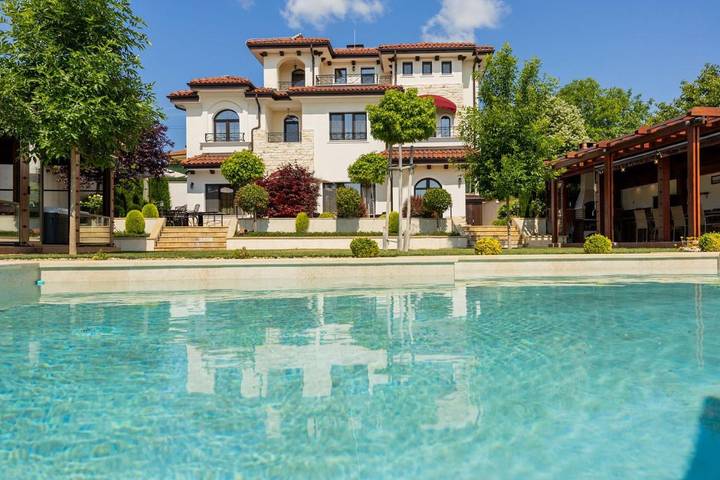 Villa für 10 Personen, mit Balkon und Whirlpool sowie Terrasse und Garten am Goldstrand