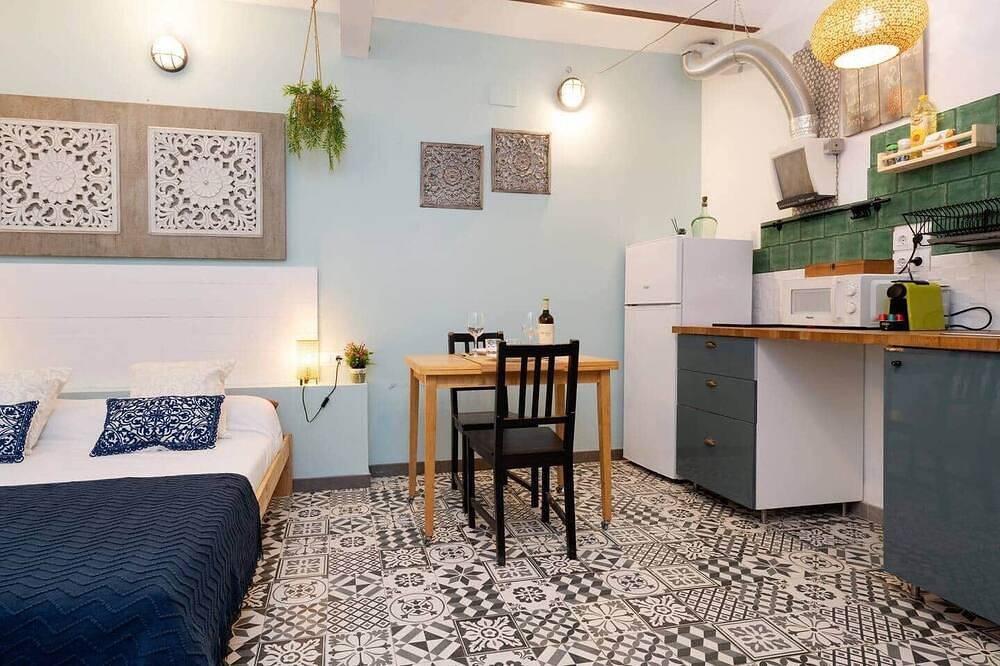 Ganze Wohnung, Studio 10' walking distance from the beach and 20' from Bcn Center. in Sant Adrià de Besòs, Barcelonès