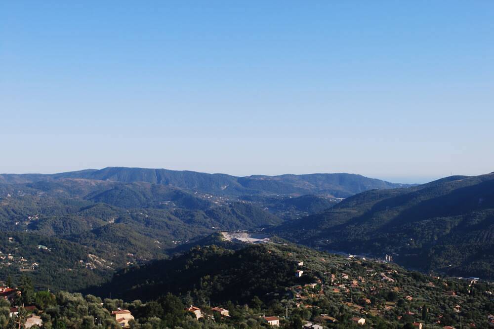 A 2 bedrooom 2 bath home home with stunning, elevated views, 24km from the sea. in Berre-les-Alpes, Nice region