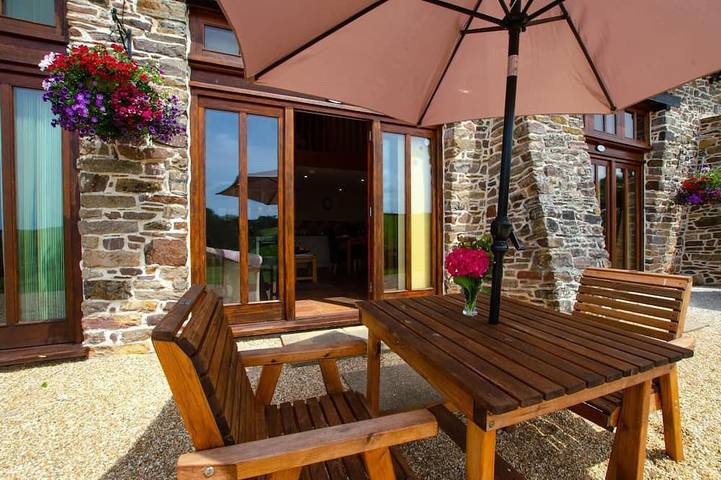 Cottage for 2 people, with pool and hot tub as well as terrace in Tiverton
