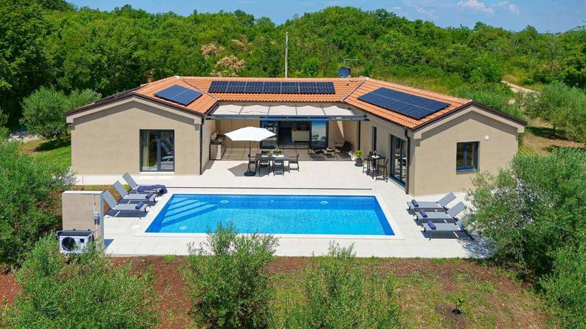 Villa für 6 Personen, mit Terrasse und Garten sowie Pool und Ausblick in Kaštel (Plovanija)