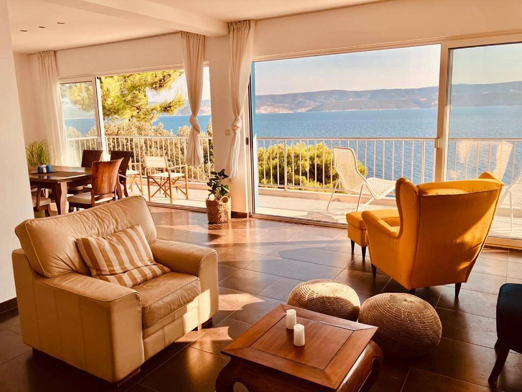 Blue Beach Villa with Bbq, Wifi and Stunning View in Céline, Omiš-Riviera
