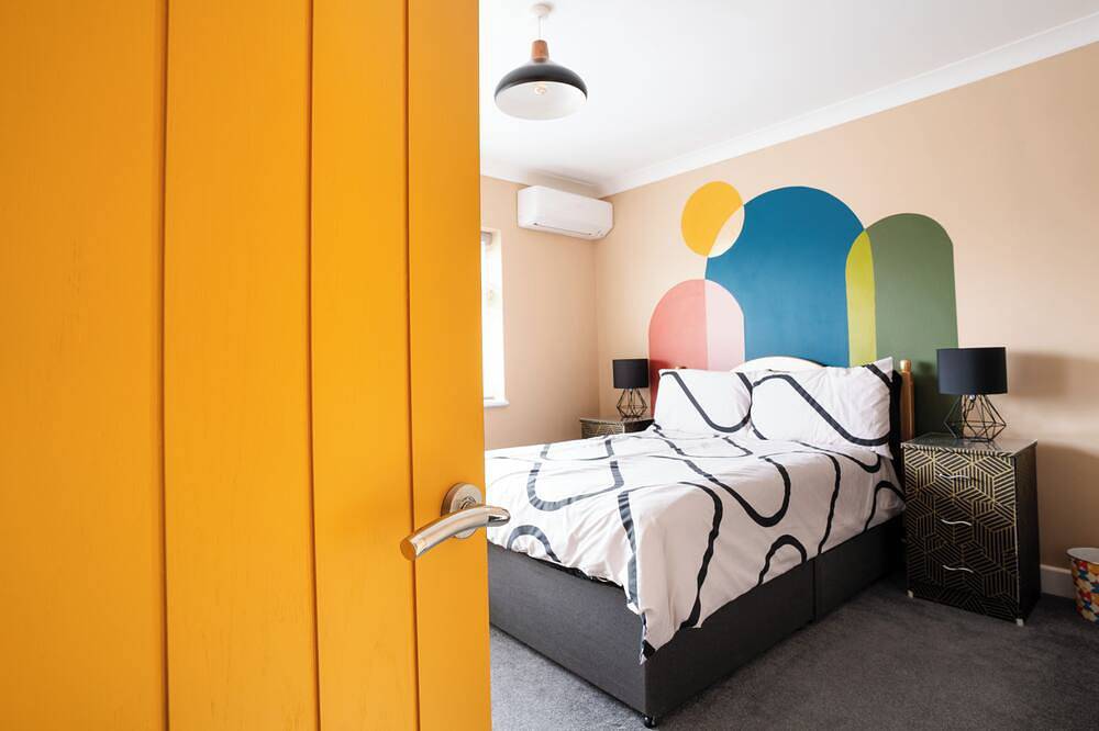 Retro Margate Getaway | Sleeps 6 | 10 Minute Walk to Beach & Old Town in Botany Bay, Kent