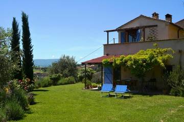 Gîte pour 5 personnes, avec jardin et vue à Serrungarina