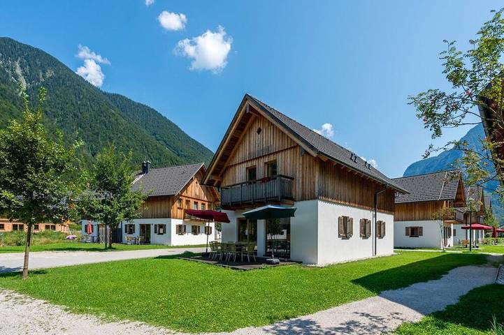 Chalet für 10 Personen, mit Pool und Balkon sowie Garten und Sauna, mit Haustier