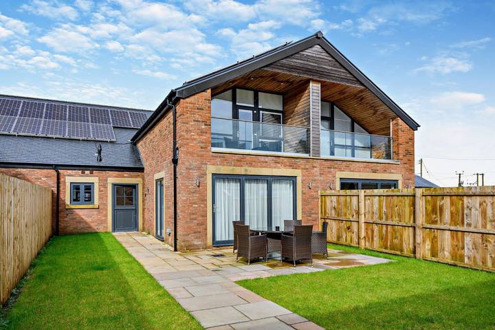 Holiday rental for 6 people, with Balcony and Hot tub as well as Garden in North East England
