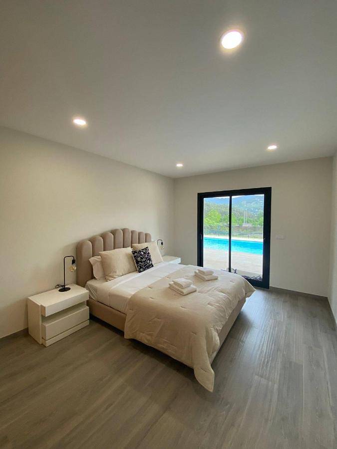 Location de vacances pour 8 personnes, avec piscine ainsi que jardin et terrasse dans Refóios do Lima - 3