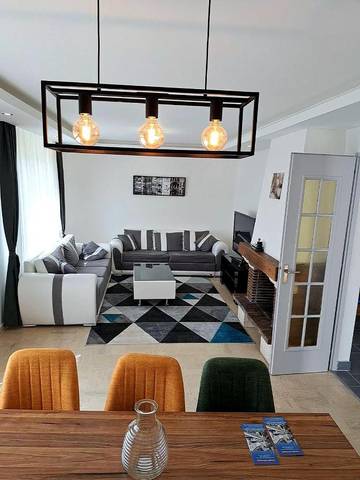 Gîte pour 8 personnes, avec vue et balcon à Lèves