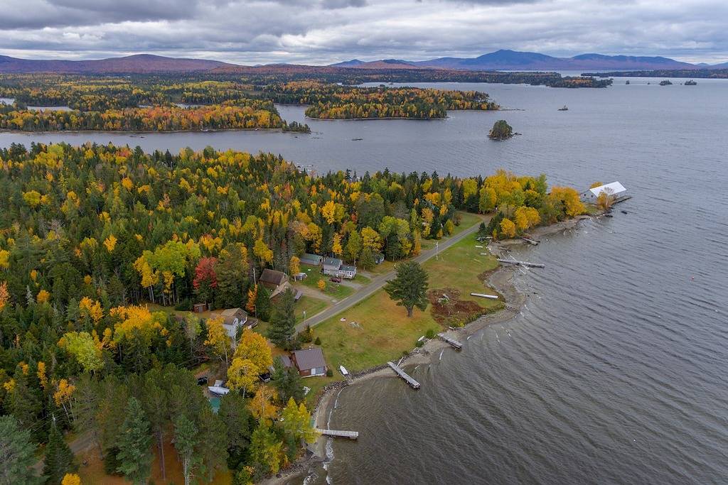 Hütte am See mit privater Bootsrampe und Zugang zum See, umlaufende Veranda, Feuerstelle in Moosehead Lake