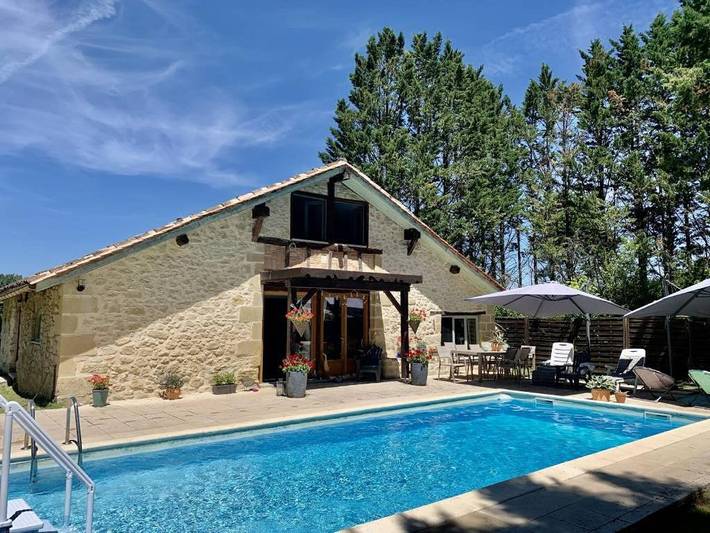 Location de vacances pour 2 personnes, avec piscine ainsi que vue et jardin, animaux acceptés à Sérignac-Péboudou