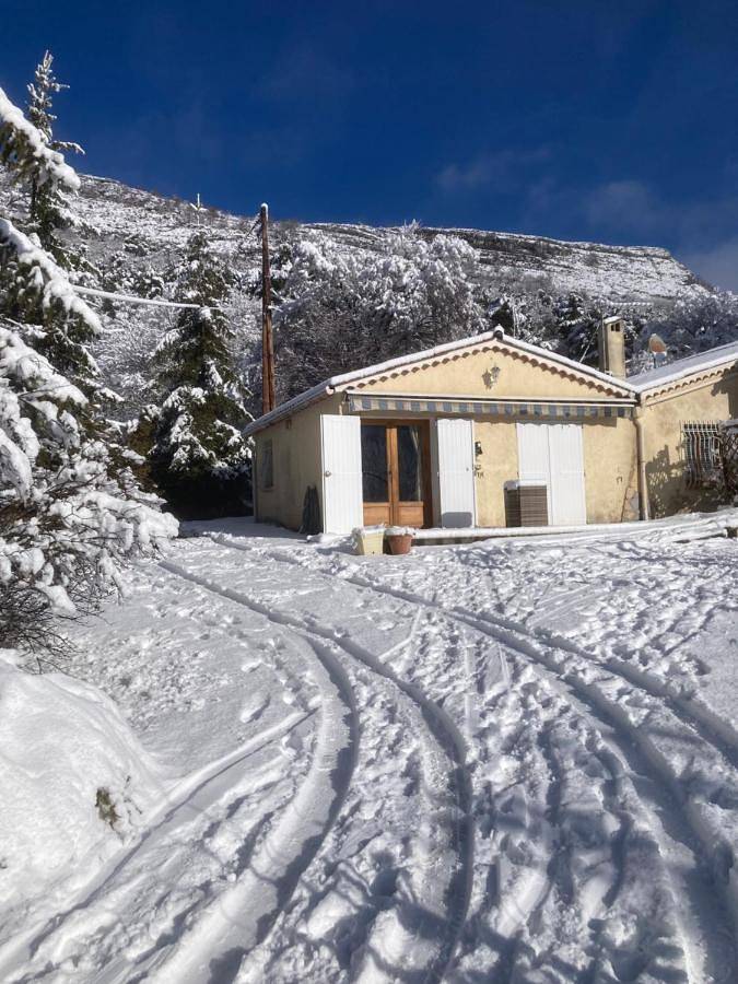 Gîte pour 3 personnes, avec jardin et vue, animaux acceptés à Valderoure