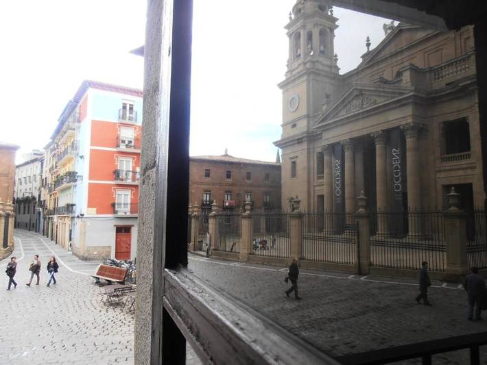 Hostal para 3 personas, con balcón y vistas en Pamplona