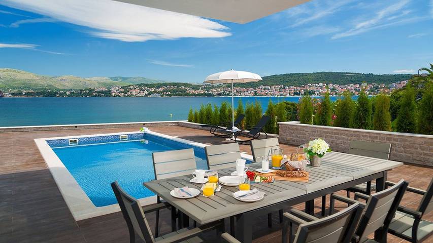 Villa pour 11 personnes, avec sauna et terrasse ainsi que piscine et jardin à Okrug Gornji - 2