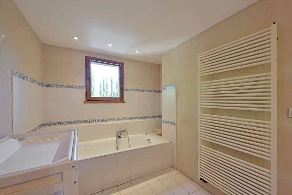 Provencal house with swimming pool and large fenced garden in Le Thor, Vaucluse