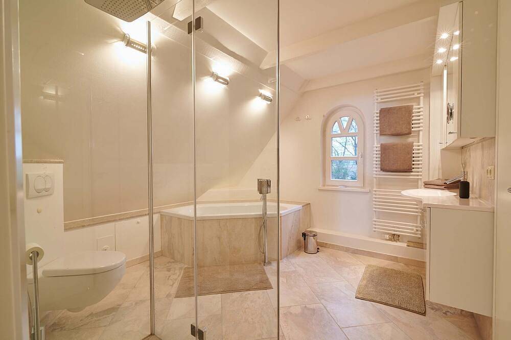 Wohnen unter Reet auf 280qm in einem parkähnlichem Garten in Fedderingen, Eider-Treene-Sorge