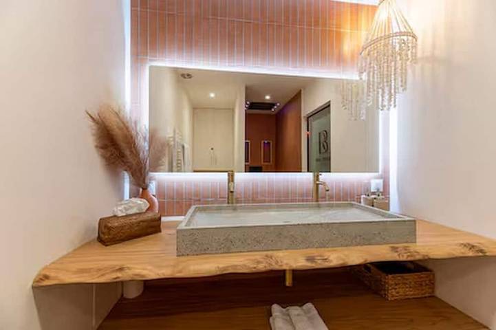 Apartamento entero, Wellness Suite- Unlimited Access to Private Spa & Sauna - Massage- King-Size Bed in Château-Thierry, Aisne