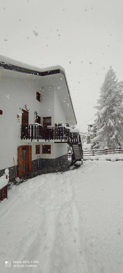 Gîte pour 2 personnes, avec jardin dans Brusson