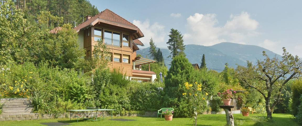 Ferienhaus für 14 Personen, mit Balkon und Terrasse sowie Garten und Pool am Weissensee