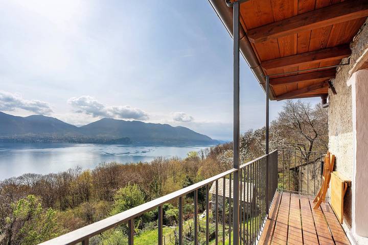Ferienwohnung für 4 Personen, mit Balkon und Garten sowie Seeblick am Lago Maggiore