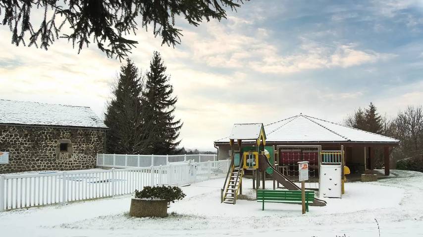 Gîte pour 8 personnes, avec piscine et terrasse à Saint-Julien-Chapteuil - 2