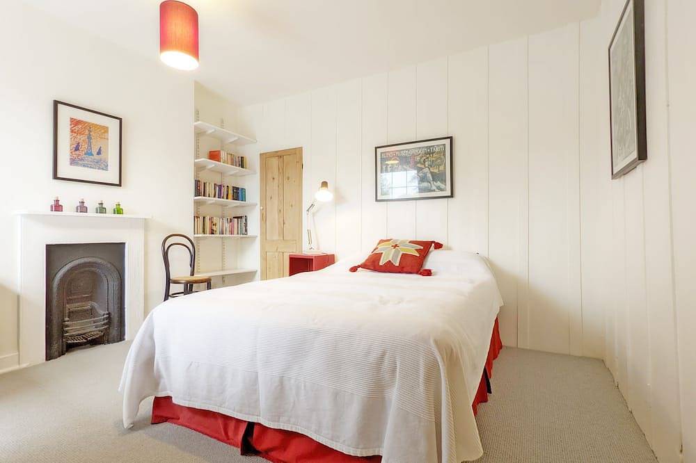 Dolphin Cottage -  a cosy cottage that sleeps 4 guests  in 2 bedrooms in Hayling Island, Havant