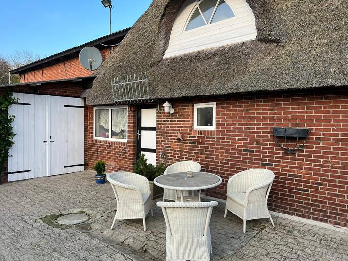 Holiday Home "Großes Reetdachhaus Langenhorn" with Garden, Terrace and Wi-Fi in Langenhorn, Nordfrisland