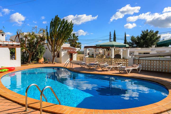 Cheap villa for 8 people, with garden in Ibiza
