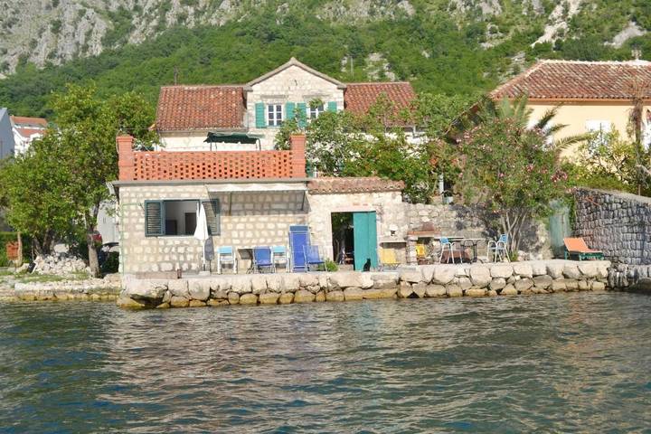 Gîte pour 4 personnes, avec terrasse et jardin dans Risan - 2