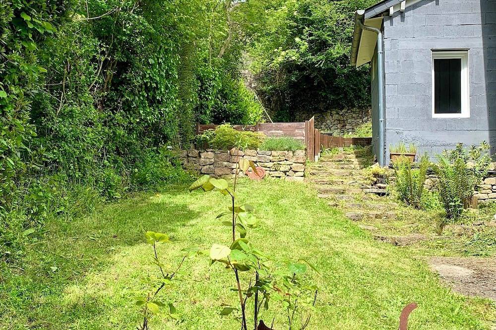 Maison nichée dans la nature, bordée d’un ruisseau et proche du centre ville in Coutances, Région de Coutances