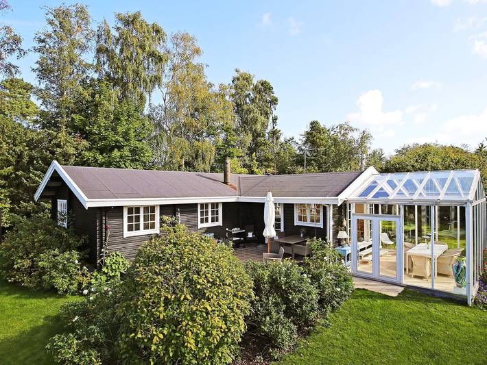 Ferieudlejning for 5 personer, med Terrasse og Have i Rågeleje