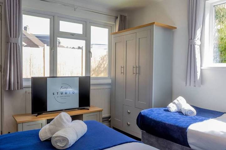 Entire apartment, Cosy Garden Studio l Free Parking, Wifi l Sleeps 3 in Hertfordshire