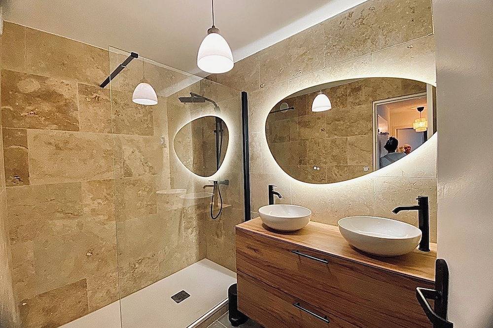 Entire apartment, Modern 3 bedrooms, train, tramway, airport in Nice (France), Nice region