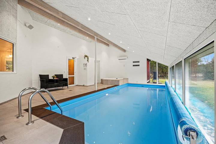 Well-maintained holiday home with indoor pool, fireplace and sauna in Nørre Nebel, Région de Varde