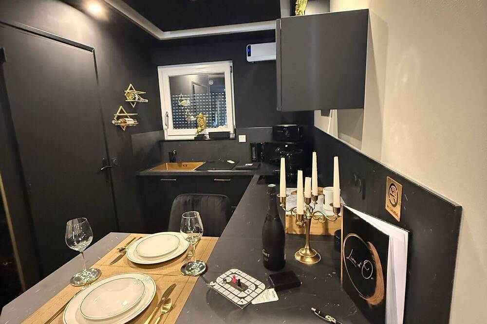 Entire apartment, Mes petits secrets love room in Miniac-Morvan with private Jacuzzi in Miniac-Morvan, Saint-Malo region