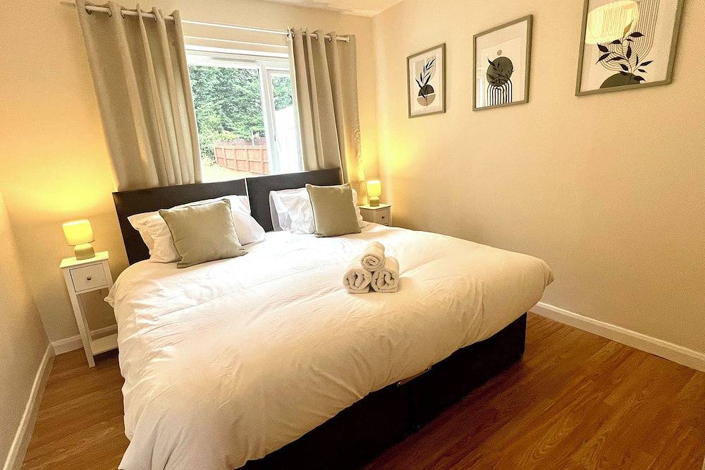 The Olive House, 4 Bedrooms, Sleeps 8, Contractors Welcome in Middlesbrough, North East England