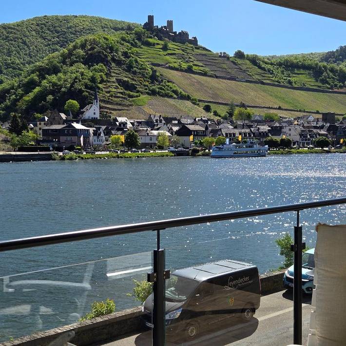 Ferienwohnung für 4 Personen, mit Balkon und Terrasse sowie Ausblick in Kattenes