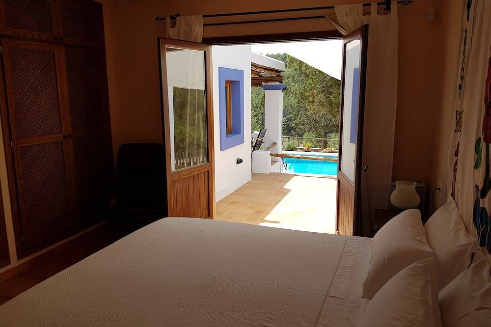 Bonita casa en Ibiza en entorno natural ,  Wifi , bbc,  piscina, in Santa Eulària des Riu, Ibiza Este