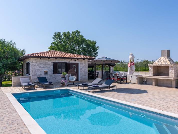 Ferienhaus für 4 Personen, mit Garten und Pool sowie Terrasse, mit Haustier