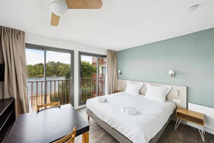 Appart’hôtel pour 6 personnes, avec Balcon et Terrasse ainsi que Piscine et Vue sur le lac