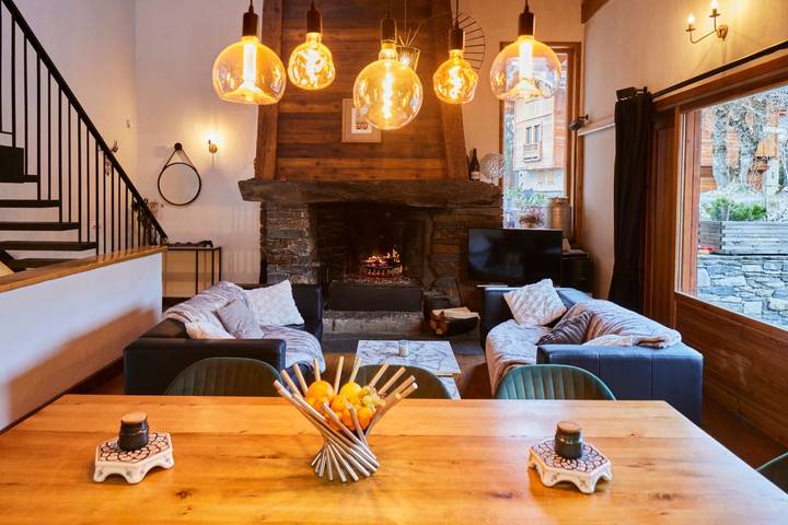 Chalet "Duhoux" avec vue sur les montagnes, terrasse privée et Wi-Fi in Les Allues, Massif de la Vanoise