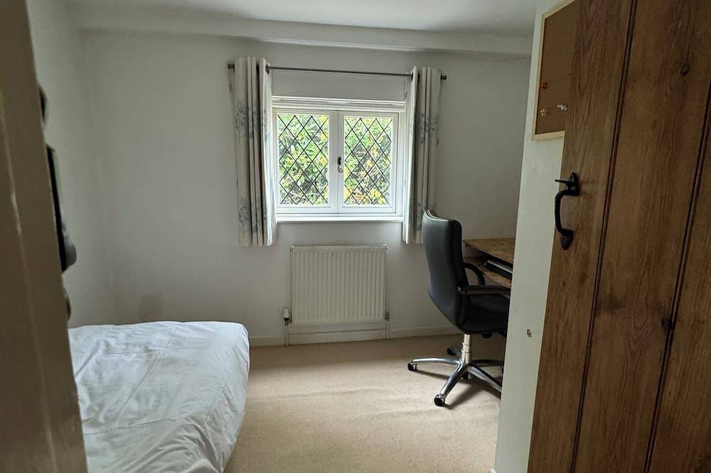 Lodge backed by English legacy in Ockham, Guildford