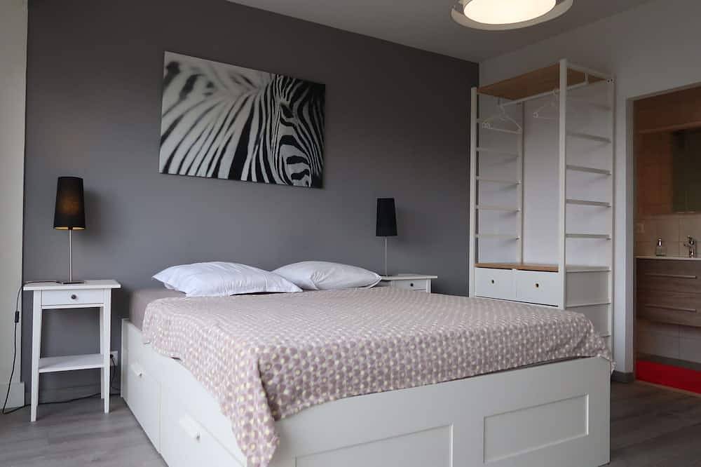 Entire apartment, Lovely apartment for 6 guests with Wifi, pool, Tv, balcony, panoramic view and parking in Genève, Lake Geneva