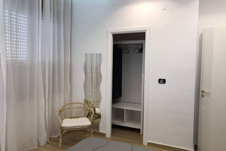 Entire apartment, CasaCondo @Flora: Relax in a Spacious Condo with Jacuzzi - Your Naples Getaway in Torre del Greco, Vesuvio National Park