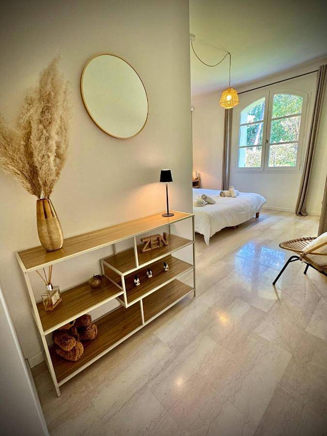 Location de vacances pour 2 personnes, avec vue et terrasse ainsi que piscine et jardin à Mornas - 2