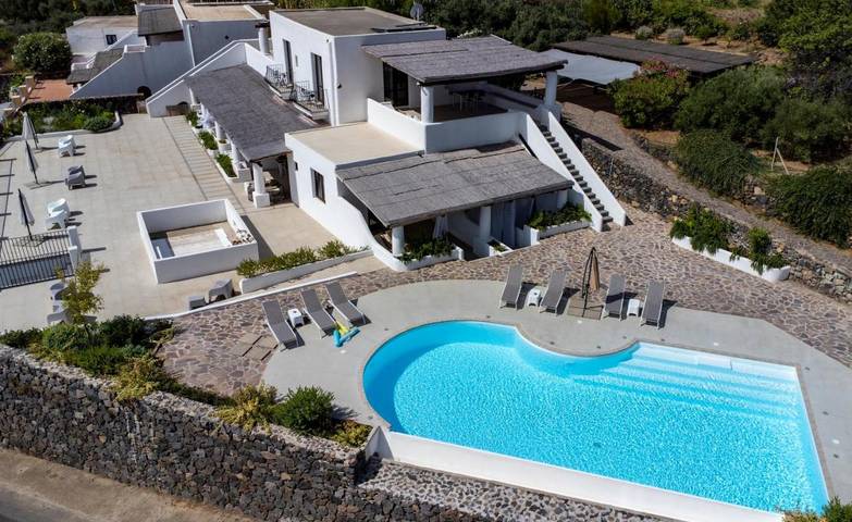 Gîte pour 3 personnes, avec Terrasse ainsi que Piscine et Vue à Filicudi